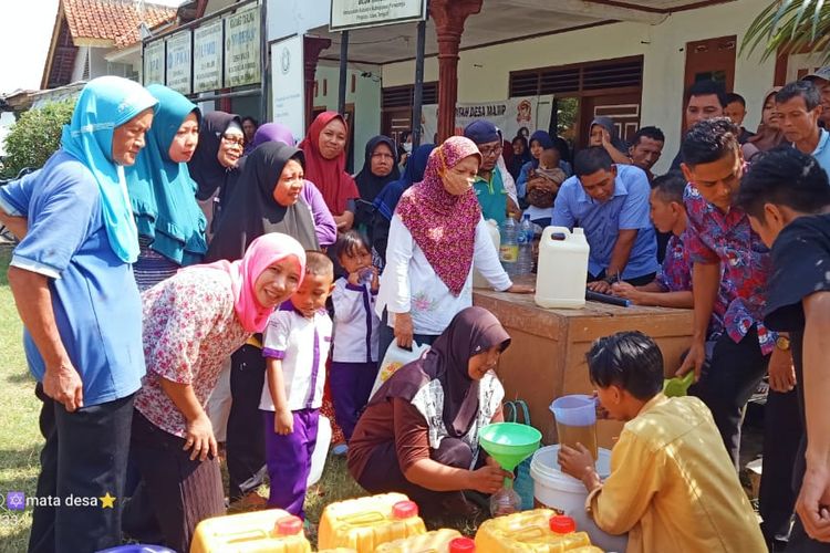 Widuri berkolaborasi dengan desa-desa menggelar pasar minyak goreng curah murah di Kabupaten Purworejo, Jawa Tengah pada Selasa (11/7/2022).

