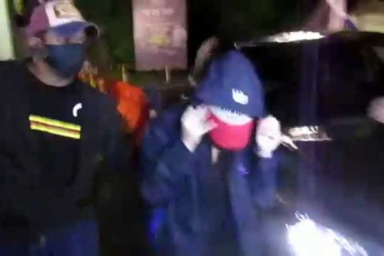 Tangkapan layar video saat seorang perempuan berinisial H (23) digelandang dari mobil hitam di Polrestabes Medan pada Minggu (12/7/2020) malam. H diamankan di sebuah hotel bersama dengan seorang pria terkait dugaan prostitusi melibatkan artis.