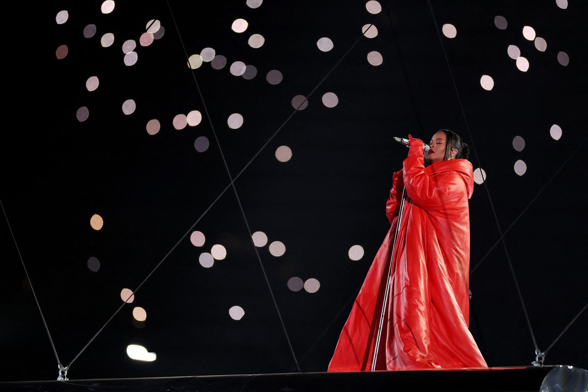 GLENDALE, ARIZONA - FEBRUARY 12: Rihanna performs onstage during the Apple Music Super Bowl LVII Halftime Show at State Farm Stadium on February 12, 2023 in Glendale, Arizona.   Christian Petersen/Getty Images/AFP (Photo by Christian Petersen / GETTY IMAGES NORTH AMERICA / Getty Images via AFP)
