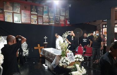 Deddy Mizwar tengah melayat di rumah duka tempat jenazah Nano Riantiarno disemayamkan di kawasan Bintaro, Jakarta Selatan, Jumat (20/1/2023).