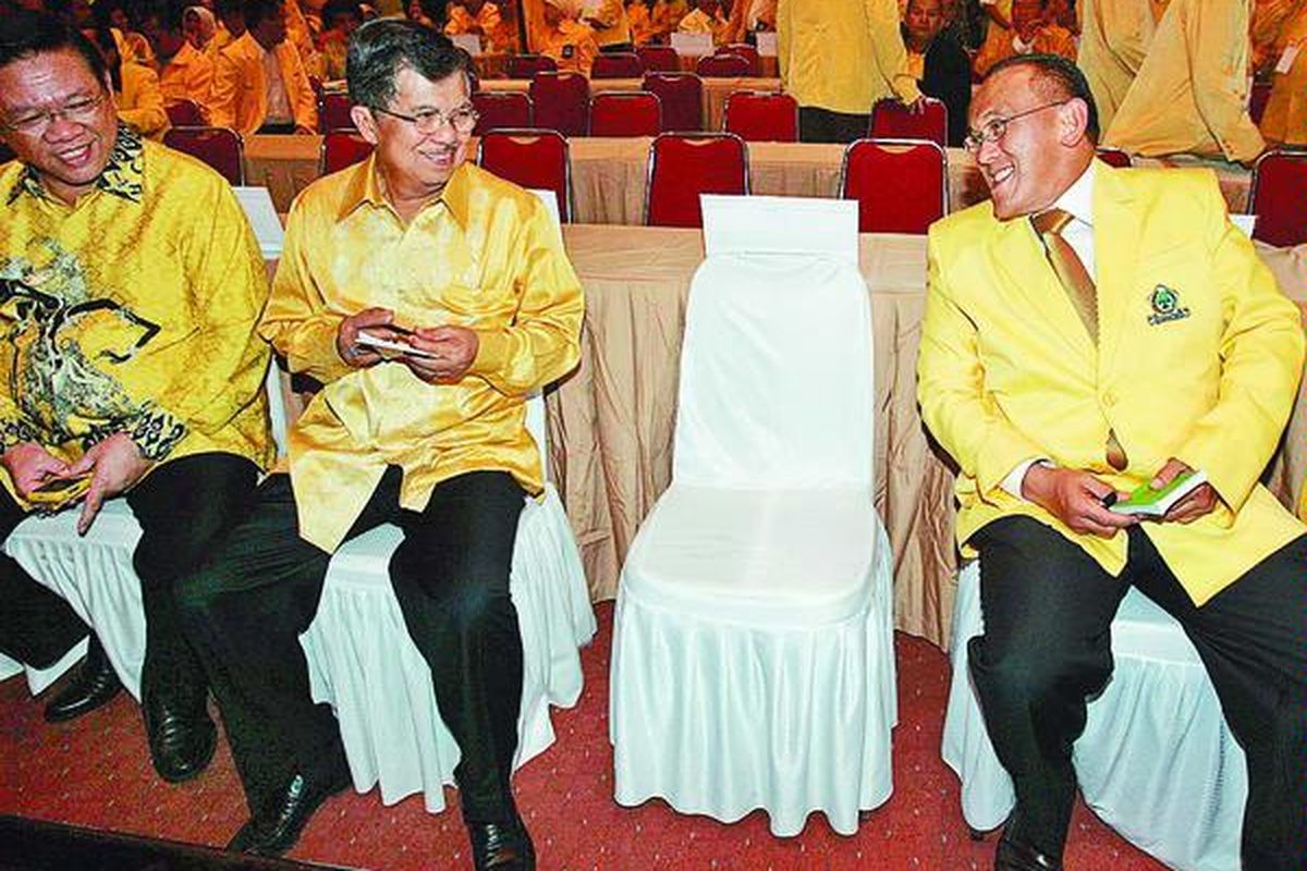 Anggota Dewan Penasihat Partai Golkar, Aburizal Bakrie (kanan) berbincang dengan Ketua Umum Partai Golkar Jusuf Kalla (dua dari kiri) didampingi Wakil Ketua Partai Golkar Agung Laksono (kiri)dalam  Rapat Pimpinan Nasional V berlangsung di Kantor DPP Partai Golkar, Jakarta, Rabu (12/8). 