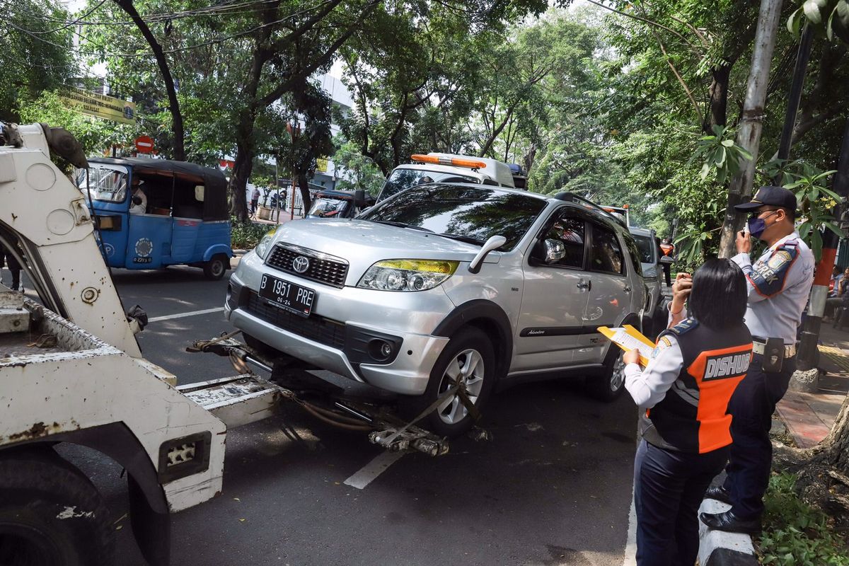 Sudinhub Jakpus melakukan penertiban parkir liar di Jalan Bungur Raya, Kemayoran, Jakarta Pusat, Selasa (2/8/2022).
