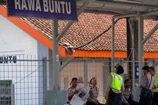 Petugas Kepolisian Berjaga di Stasiun Serpong-Tanah Abang