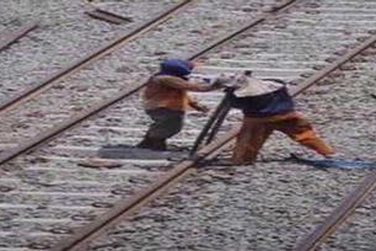 Ilustrasi perbaikan rel kereta