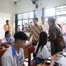 Beri Tas dan Buku ke Siswa, Gibran Yakin Generasi Berakhlak Mulia Lahir dari Maumere