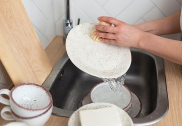 Apa Penyebab Piring Masih Bau Setelah Dicuci?