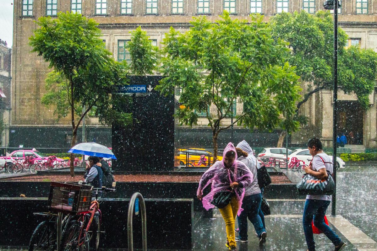 BMKG: Hujan Ringan Guyur Jakarta Hari Ini dan Besok