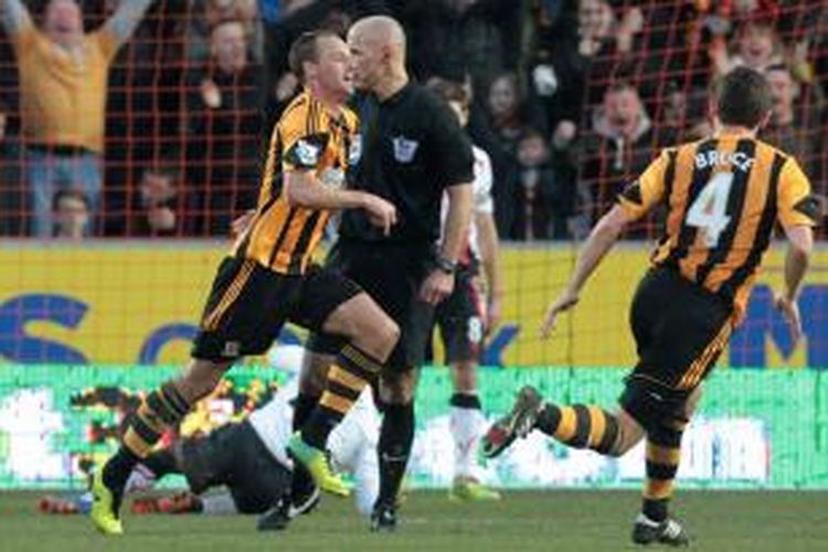 Gelandang Hull City, David Meyler (kiri) merayakan golnya ke gawang Liverpool pada lanjutan Premier League di KC Stadium, Minggu (1/12/2013). Hull menang 3-1 pada laga tersebut. 