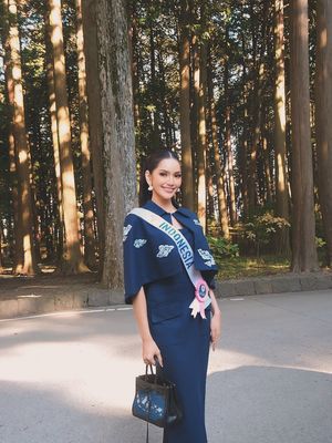 Melliza Xaviera tampil anggun di Jepang dengan batik Megamendung dan tas peta Indonesia, paduan elegan yang tunjukkan identitasnya di Negeri Sakura.