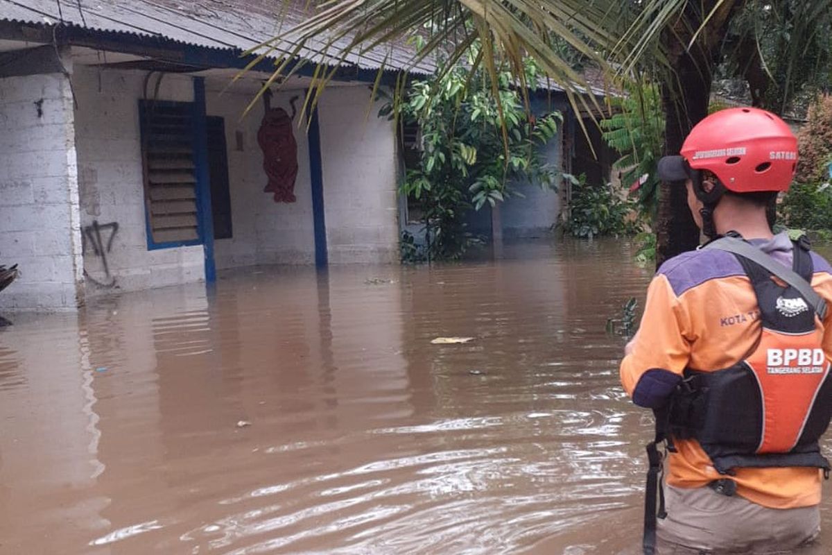 Banjir merendam dua wilayah RT di Kampung Babakan Pocis, Bakti Jaya, Setu, Tangerang Selatan, Minggu (31/10/2021).