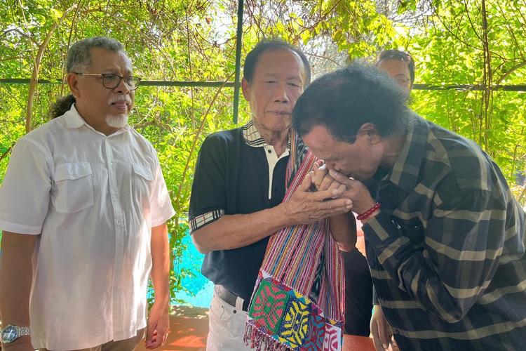 Hercules Marshal Minta Maaf Kepada Sutiyoso, Serahkan Kain Adat Timor