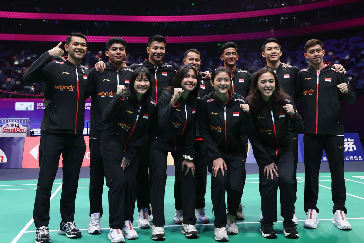 Tim Indonesia berpose untuk foto sebelum pertandingan perempat final antara Thailand dan Indonesia di Piala Sudirman BWF di Xiamen, Provinsi Fujian, China tenggara, 2 Mei 2025.