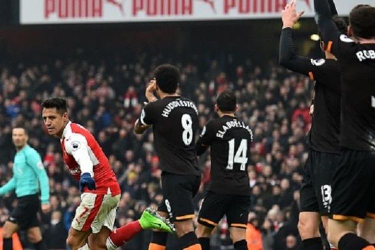 Para pemain Hull City mengangkat tangan seakan mempertanyakan gol Arsenal karena sempat mengenai lengan Alexis Sanchez pada laga di Stadion Emirates, Sabtu (11/2/2017).