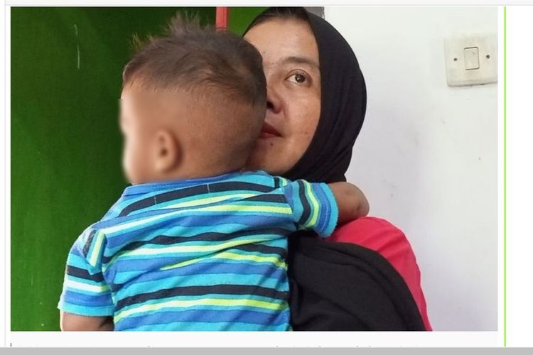 Siti Maulia (37), ibu dari bayi yang tertukar sedang menggendong bayi tersebut di rumahnya Kampung Mekar Jaya, Desa Cibeuteng, Kecamatan Ciseeng, Kabupaten Bogor, Jawa Barat, Jumat (11/8/2023).
