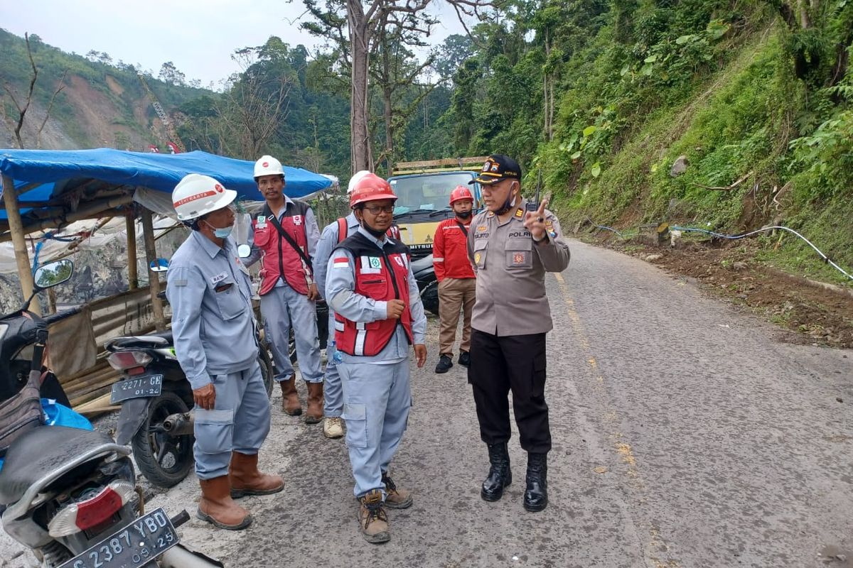 Kapolsek Candipuro berkoordinasi dengan pekerja proyek pembangunan Jembatan Gladak Perak perihal retaknya jalan, Kamis (20/10/2022) 