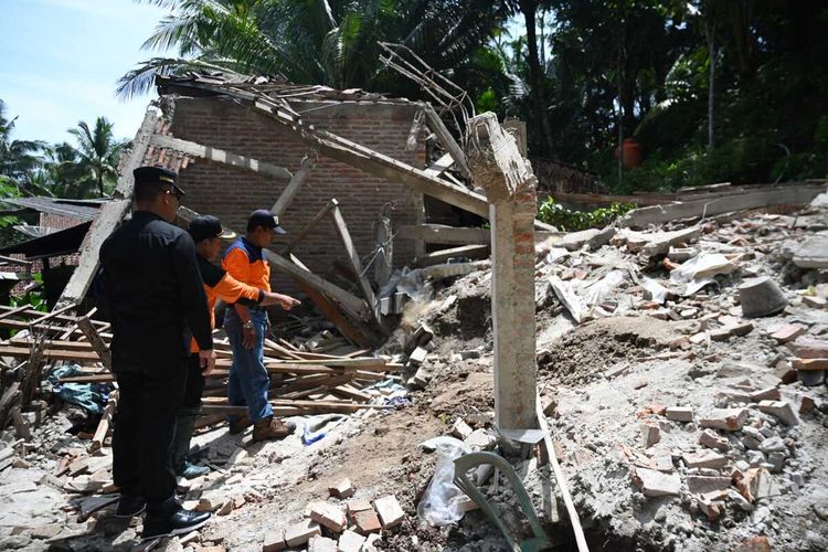 Bupati Arif Sugiyanto meninjau rumah yang tertimpa longsor di Desa Argopeni, Kecamatan Ayah, Kabupaten Kebumen, Jawa Tengah, Jumat (4/11/2022).
