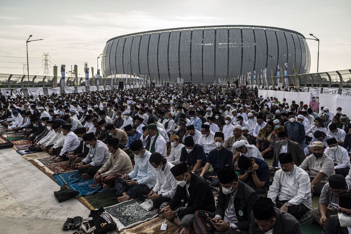Umat Islam menyimak khutbah Idul Fitri 1443 H di kawasan Jakarta International Stadium (JIS), Jakarta, Senin (2/5/2022). ANTARA FOTO/Aprillio Akbar/hp.
