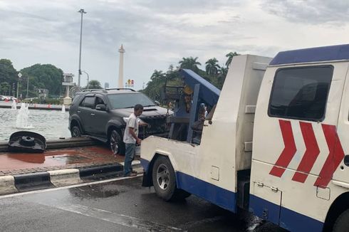 Begini Kronologi Fortuner Tercebur ke Kolam Bundaran Patung Kuda