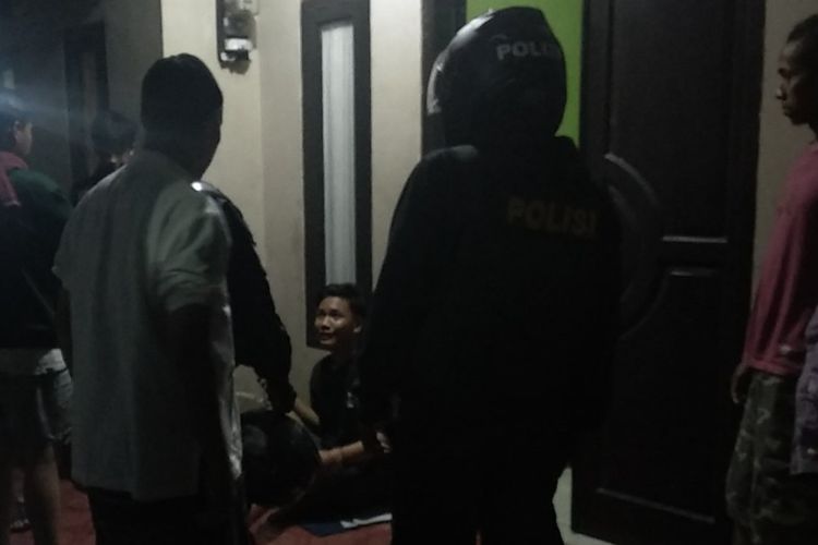 Dilan (16), salah seorang korban pengeroyokan geng motor diamankan warga dan petugas Kepolisian di Padayungan, Kecamatan Cihideung, Kota Tasikmalaya, Jawa barat, Minggu (10/4/2022) dini hari.
