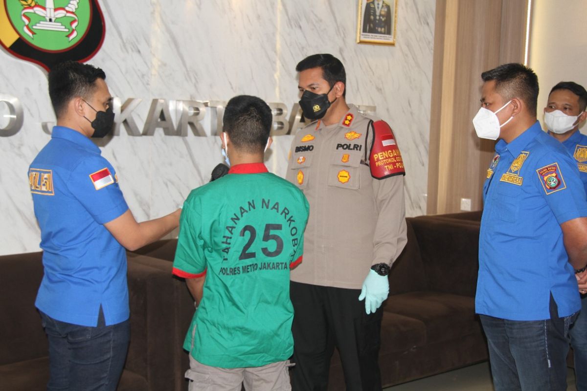 Konferensi pers pengungkapan penangkapan seorang pengedar sabu-sabu berinisial DGA (23)  di Mapolres Jakarta Barat pada Kamis (12/8/2021).