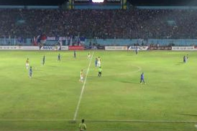 Laga Arema melawan Central Coast Mariners dalam Menpora Cup 2013 di stadion Kanjuruhan, Malang, Jawa Timur, Minggu (29/9/2013).