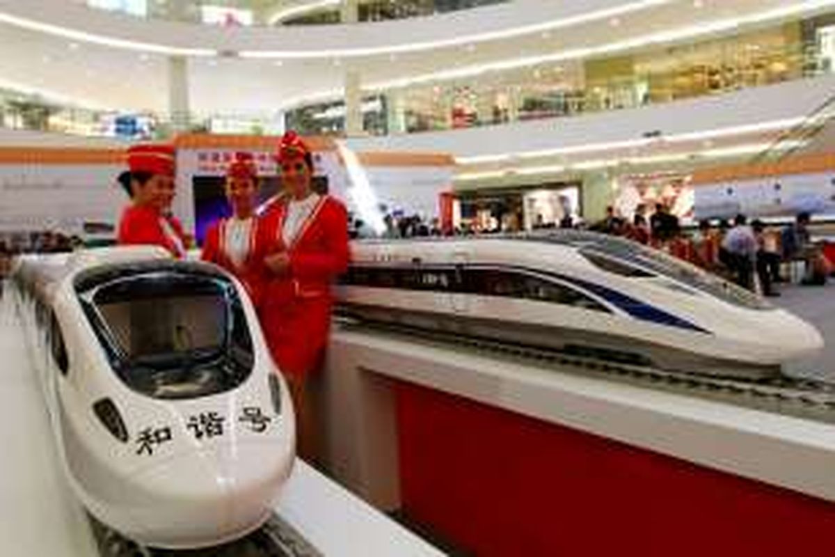 Model berfoto dengan miniatur kereta cepat milik China pada pameran Kereta Cepat dari Tiongkok (China) di Senayan City (Sency), Jakarta Pusat, Kamis (13/8/2015). 