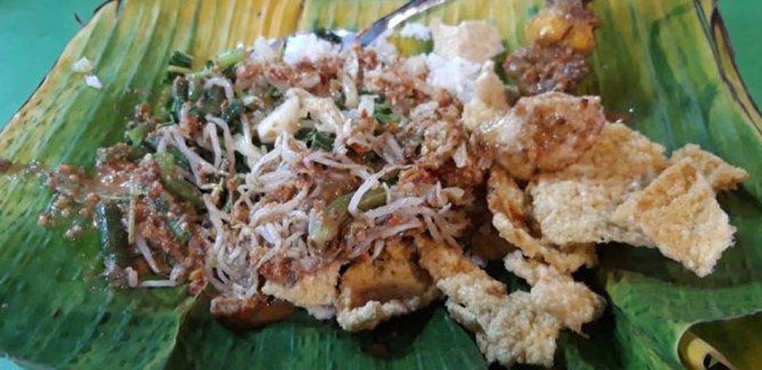 Seporsi nasi pecel di warung Pecel Yu Sri, Simpang Lima Semarang, Jawa Tengah.