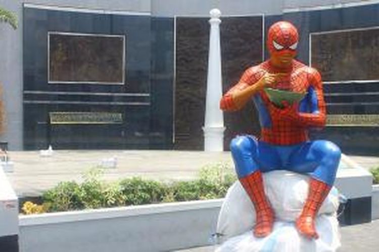 Patung Spiderman seukuran manusia yang sedang duduk sambil makan dengan pincuk ini adalah karya Amboro Liring yang meramaikan pameran Jogja Street yang digelar 30 Oktober hingga 15 Desember 2015.
