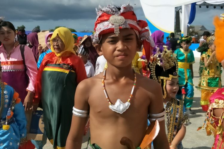 Anak laki-laki Wakatobi memakai pakaian adat saat tampil di parade kebudayaan bahari, Wonderful Festival and Expo 2017 atau Wakatobi Wave 2017 di Pelabuhan Panggulubelo, Pulau Wangi-wangi, Kabupaten Wakatobi, Provinsi Sulawesi Tenggara, Sabtu (11/11/2017).