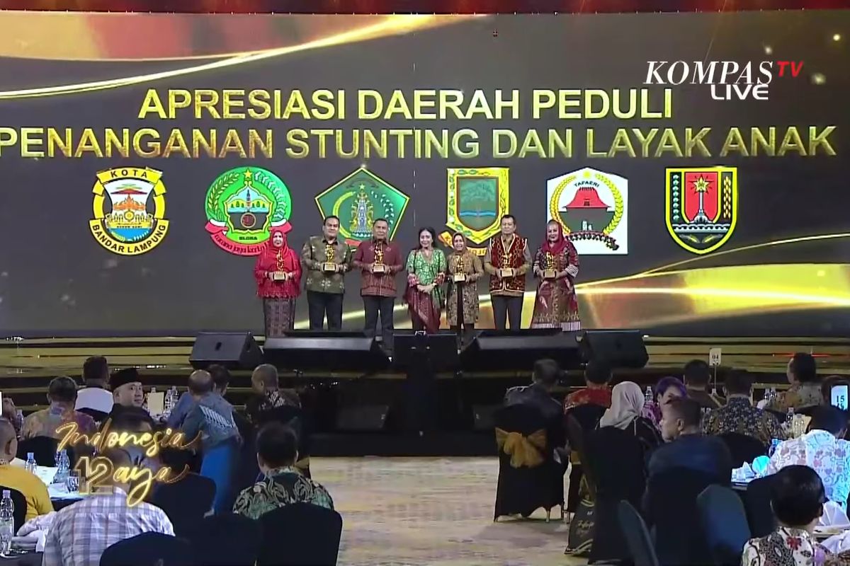 Tangkapan layar pemberian penghargaan Daerah Peduli Penanganan Stunting dan Layak Anak dalam puncak perayaan Hari Ulang Tahun (HUT) ke-12 KompasTV pada Senin (11/9/2023) malam.