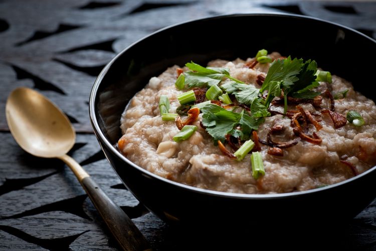 Bubur lambuk, hidangan khas Ramadhan di Malaysia dan Singapura. 