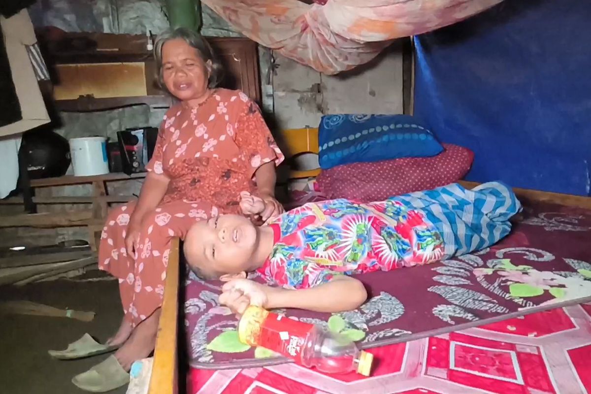 wanita dewasa bocah tante Tante Berhati Mulia di Polewali Mandar, Setia Merawat Dua Anak Lumpuh Yatim  Piatu Halaman all - Kompas.com
