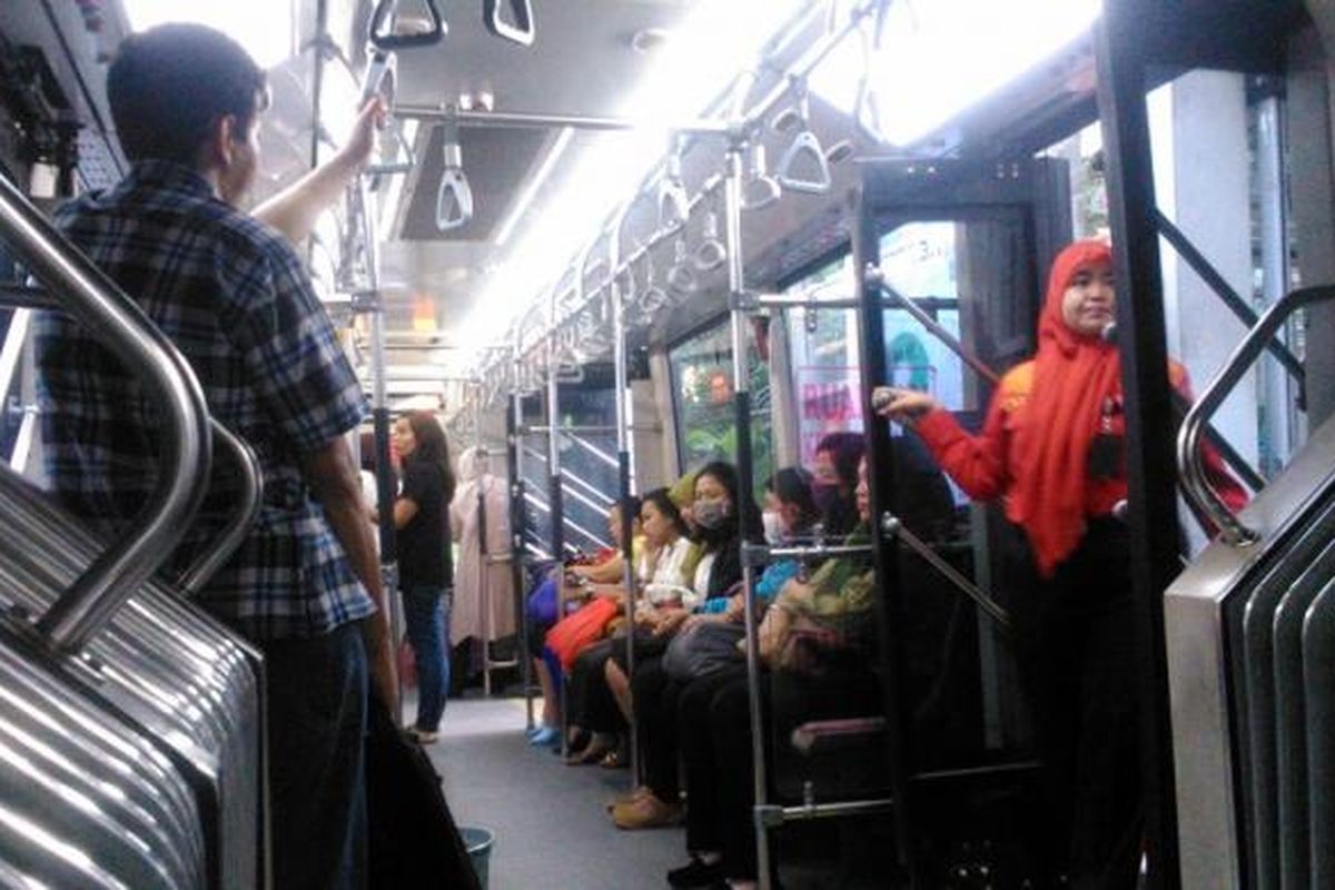 Kondisi di dalam bus gandeng transjakarta koridor I Blok M-Kota, di waktu jam pulang kerja saat jalur MH Thamrin-Sudirman disterilkan, Kamis (23/4/2015).