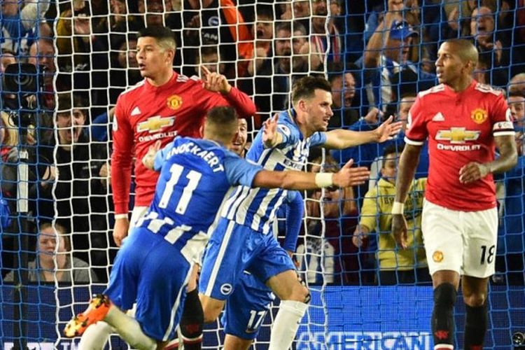 Pascal Gross (kedua dari kanan) merayakan gol untuk Brighton & Hove Albion ke gawang Manchester United dalam partai Liga Inggris di Stadion American Express Community, Brighton, 4 Mei 2018.
