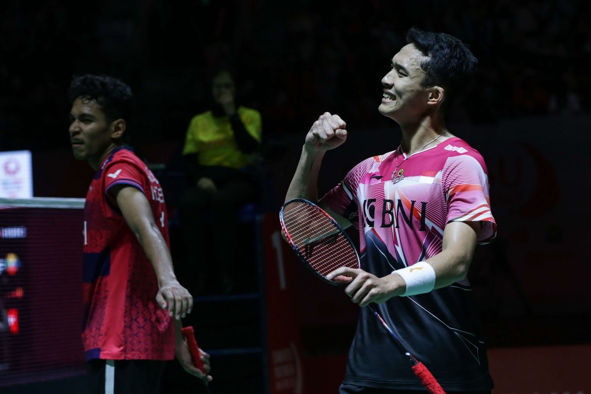 Tunggal putra Indonesia, Jonatan Christie melakukan selebrasi setelah menaklukan rekan senegara Chico Aura Dwi Wardoyo pada laga final Indonesia Masters 2023 di Istora Senayan, Jakarta, Minggu (29/1/2023). Jonatan tampil sebagai juara  setelah menang dua gim langsung atas Chico dengan skor 21-15, 21-13.