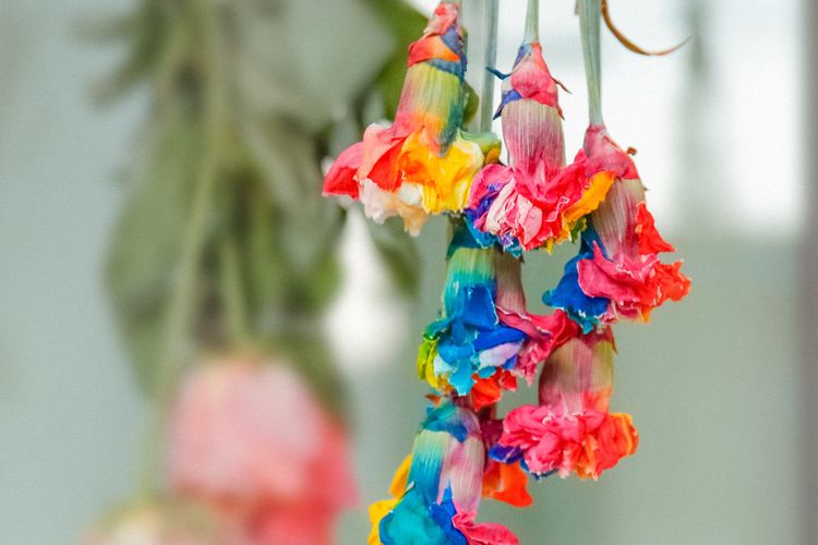 Mengeringkan bunga dengan cara digantung