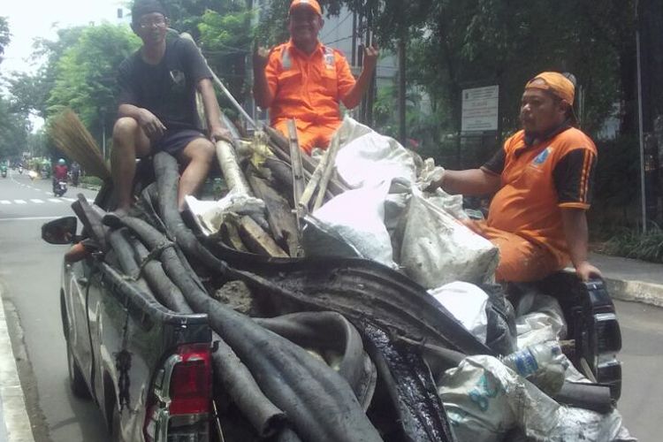 Pasukan Oranye atau petugas Penanganan Prasarana dan Sarana Umum (PPSU) Kelurahan Kuningan Barat menemukan kulit kabel di saluran air sebabkan Jalan Gatot Subroto tergenang pada Kamis (2/3/2017) petang. 