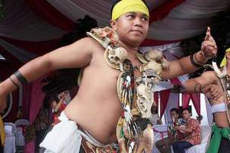 Sejumlah penari dari Sanggar Kapakat Ot Danum menampilkan tarian 'bahalai' atau tari selendang untuk memeriahkan acara 'lawang sakepeng' dalam suatu pernikahan adat suku Dayak di Palangkaraya, Kalimantan Tengah, Sabtu (5/3/2016).