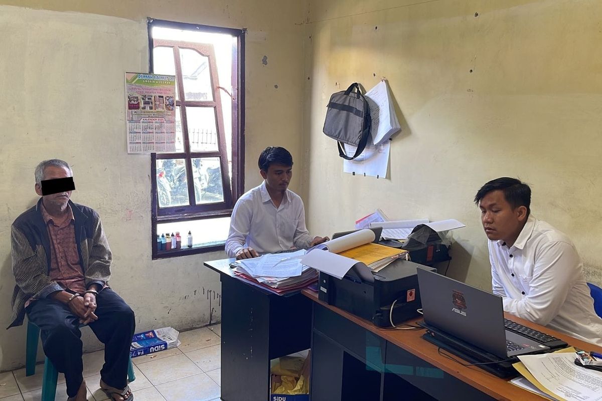 Penyidik Polres Dairi saat memeriksa kakek inisial OG karena memperkosa cucunya hingga hamil 