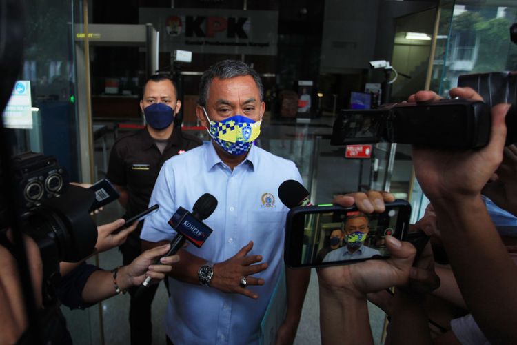 Ketua DPRD DKI Jakarta Prasetyo Edi Marsudi menjawab pertanyaan wartawan usai menjalani pemeriksaan di Gedung Merah Putih KPK, Jakarta, Selasa (22/3/2022). Prasetyo Edi Marsudi dimintai keterangan sebagai saksi untuk penyelidikkan mengenai peminjaman anggaran sebesar Rp 180 miliar oleh dinas pemuda dan olahraga kepada Bank DKI Jakarta terkait penyelenggaraan ajang Balap Mobil Formula E yang akan diselenggarakan pada Maret 2022.