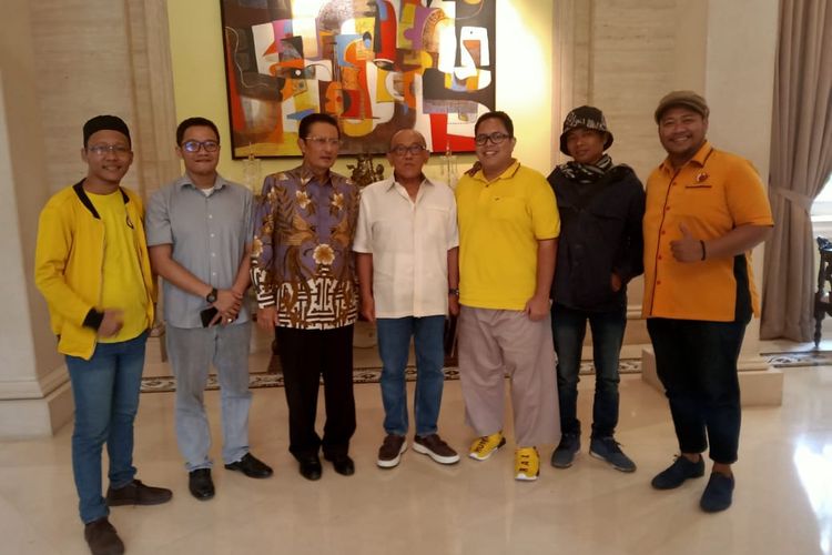 Ketua PP AMPG Bidang IT Koordinator Komunitas Golkar Milenial (GoMile) Achmad Annama Chayat (tiga dari kanan) bersama tokoh Golkar Aburizal Bakrie.(KOMPAS.com/ACHMAD NASRUDIN YAHYA)