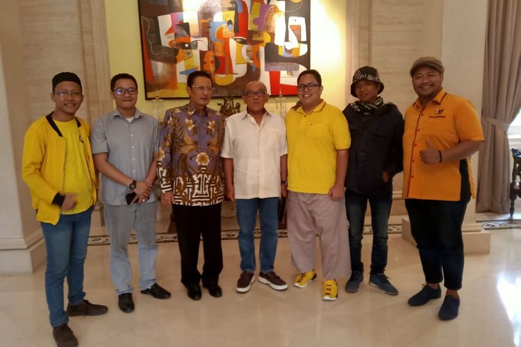 Ketua PP AMPG Bidang IT Koordinator Komunitas Golkar Milenial (GoMile) Achmad Annama Chayat (tiga dari kanan) bersama tokoh Golkar Aburizal Bakrie.