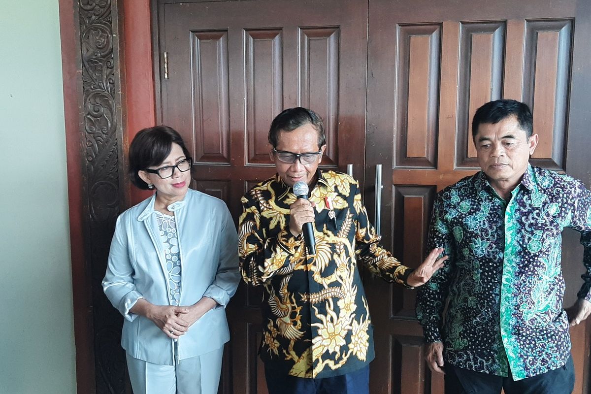 Menteri Koordinator Politik, Hukum dan Keamanan (Menko Polhukam) Mahfud MD saat menemui wartawan di UGM.