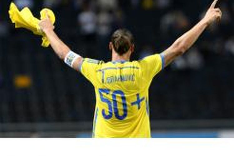 Penyerang timnas Swedia, Zlatan Ibrahimovic, merayakan gol keduanya ke gawang Estonia dalam laga uji coba melawan Estonia, Kamis (4/9/2014). Gol tersebut membuat dia memecahkan rekor sebagai top scorer sepanjang masa Swedia karena sudah mengemas 50 gol.