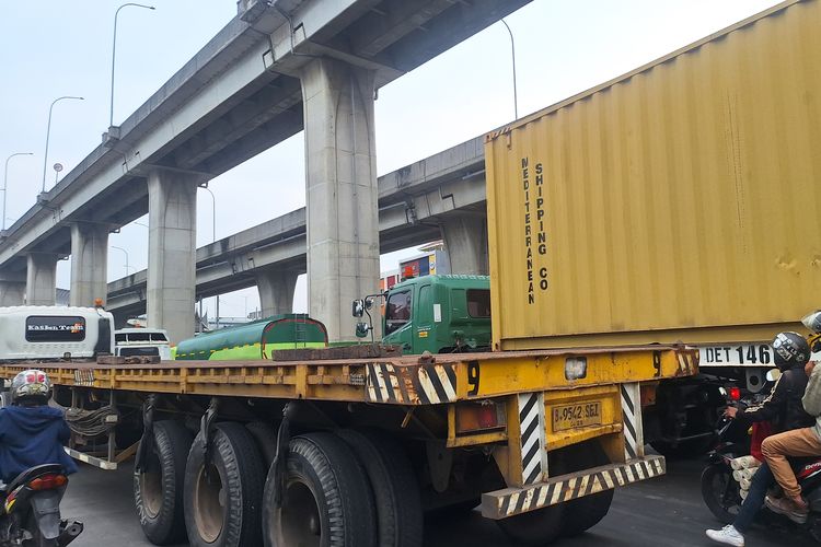 Antrean masuk kontainer dan truk trailer ke NPCT 1, Jakarta Utara. Selasa, (14/5/2024).