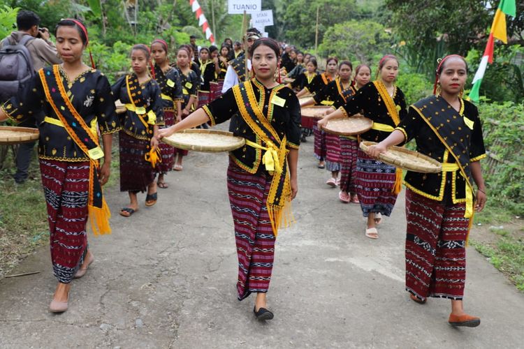 Foto : Sebanyak 200 orang muda di Ndora, Kecamatan Nangaroro, Kabupaten Nagekeo, NTT, mengikuti parade nyiru pada Sabtu (9/7/2022).