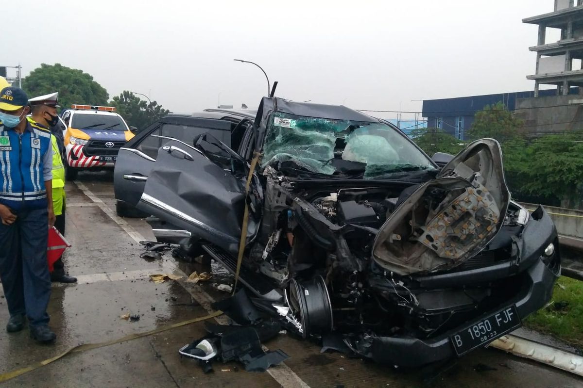 Kecelakaan lalu lintas (laka lantas) melibatkan mobil Toyota Fortuner bernomor polisi B 1850 FJF dan truk (nomor polisi tidak diketahui) di Jalan Tol Jakarta Outer Ring Road (JORR), KM 53.800 B Cakung arah Cikunir, Jakarta Timur, pada Minggu (24/4/2022), sekitar pukul 07.00 WIB.