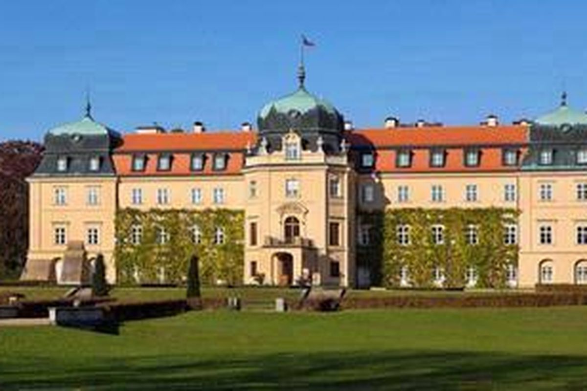 Untuk beasiswa S-2, kandidat yang lolos akan menjalani studi persiapan selama satu tahun dengan tambahan mendapatkan tambahan kursus bahasa Czech, yang digabungkan dengan pelatihan-pelatihan studi lapangan secara spesifik.