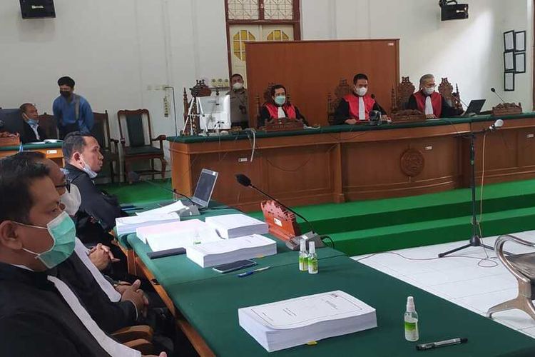 Jaksa Penuntut Umum (JPU) Komisi Pemberantasan Korupsi (KPK) menuntut penyuap Gubernur Sulsel nonaktif, Nurdin Abdullah dengan hukuman 2 tahun penjara dan denda 250 juta subsider 6 bulan penjara dalam persidangan yang digelar di Pengadilan Tipikor Makassar, Selasa (13/7/2021).