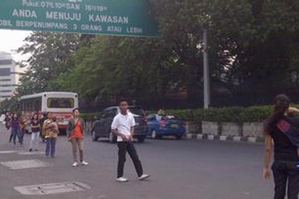 Puluhan Joki 3 in 1 di dekat Graha Mandiri, Jakarta Pusat, sedang menunggu kendaraan pribadi di yang menuju Jalan Sudirman, salah satu kawasan berpenumpang terbatas, Jumat (8/7/2011). Mereka masuk hingga beberapa meter ke badan jalan hingga kerap mengganggu lalu lintas di jalan.